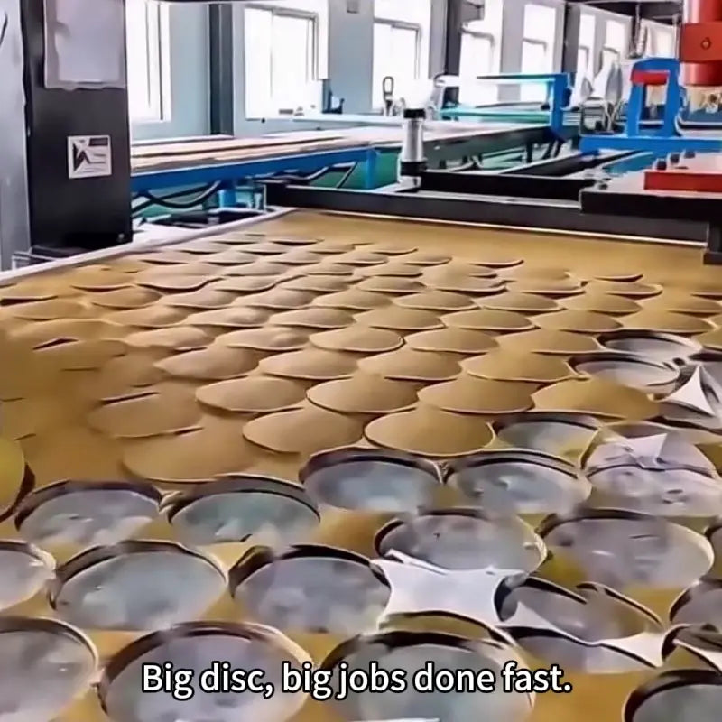 Découpe de disques abrasifs dans la vidéo produit fournie